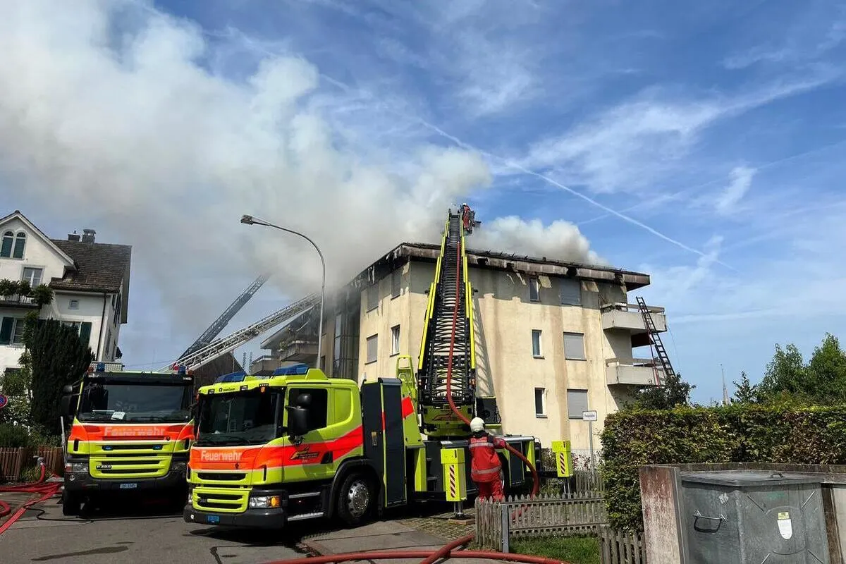 Oberrieden ZH - Dachbrand rasch ausgebreitet 