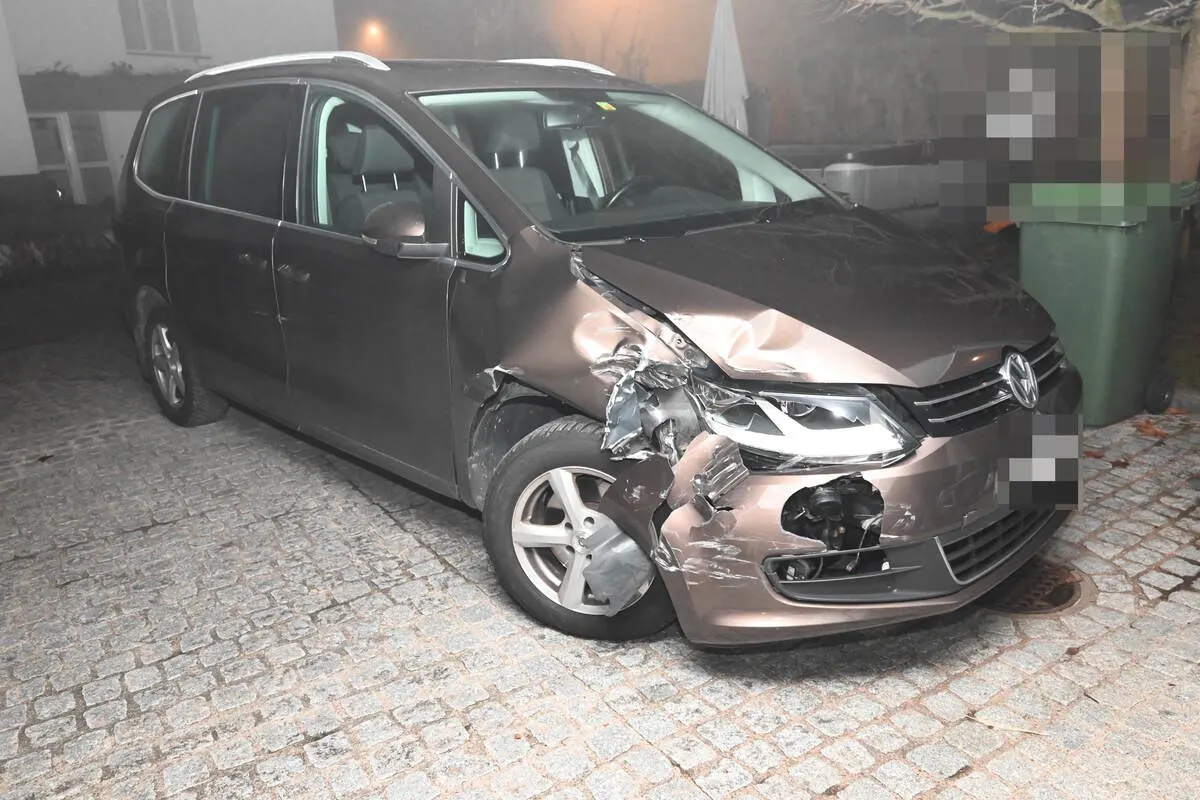 Wil SG - Fahrunfähig gegen ein parkiertes Auto geprallt 
