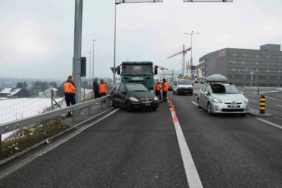 Wil SG - Lastwagen kollidiert mit Auto