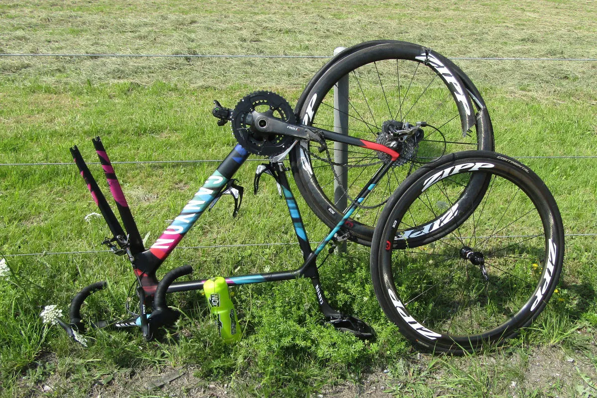 Bilten GL – Velo kracht in Kastenwagen