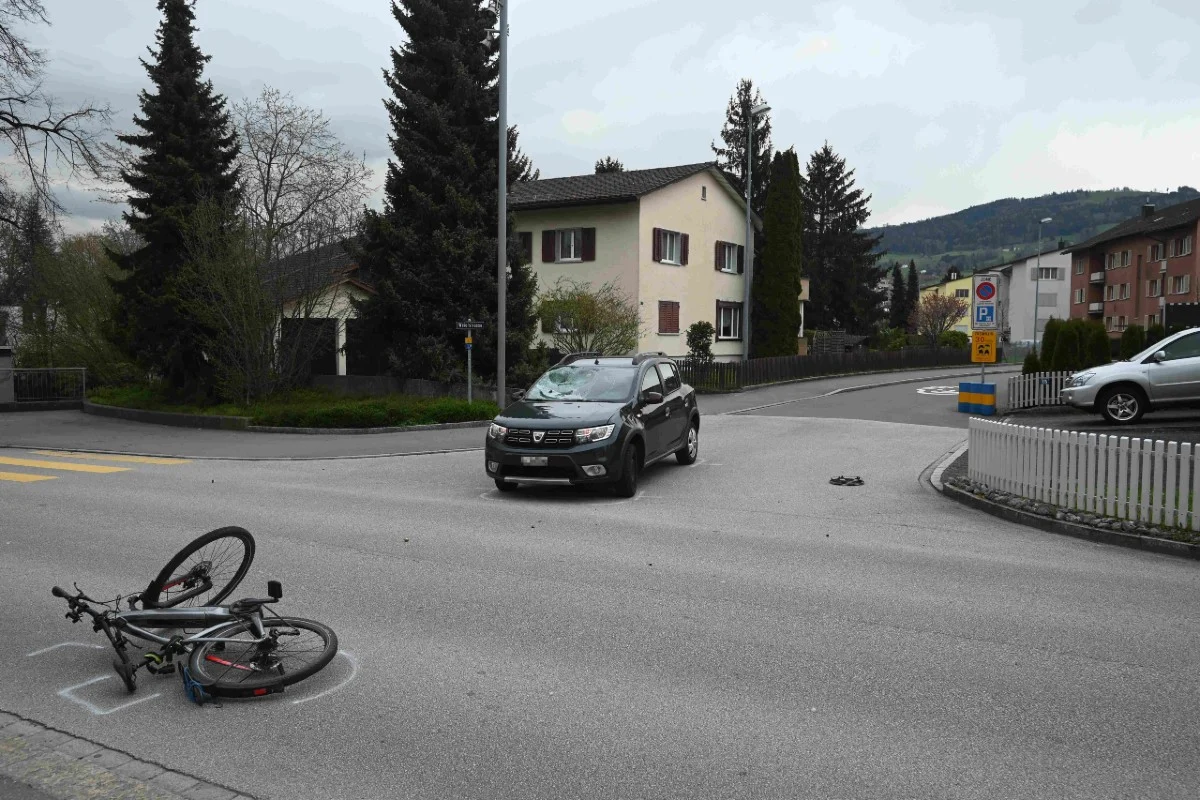 Unfall zwischen E-Bike und Auto auf der Schulstrasse in Goldach mit einem Verletzten