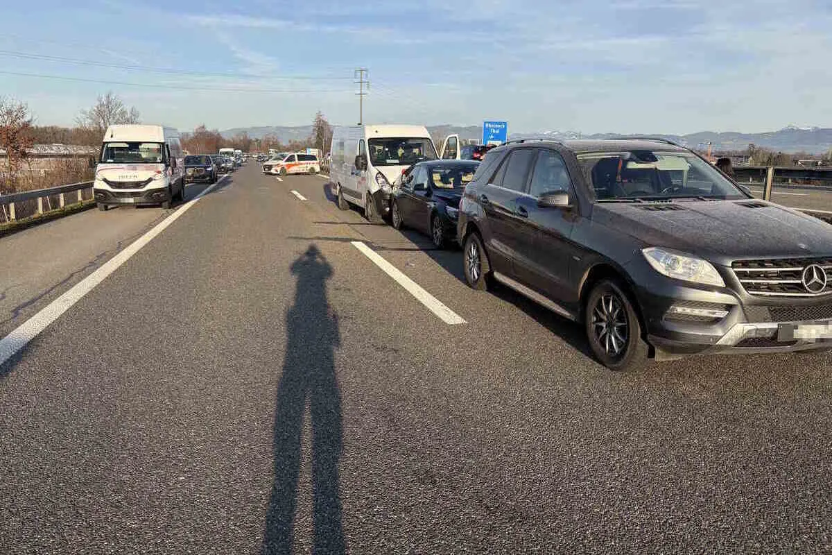 A1 Thal SG – Stau führt zu Unfall mit vier Autos