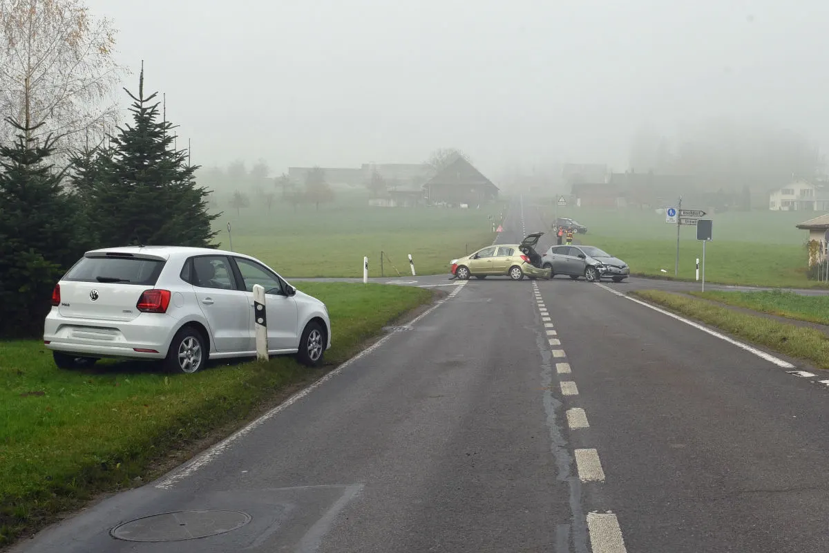 Rain LU - Kollision zwischen drei Autos