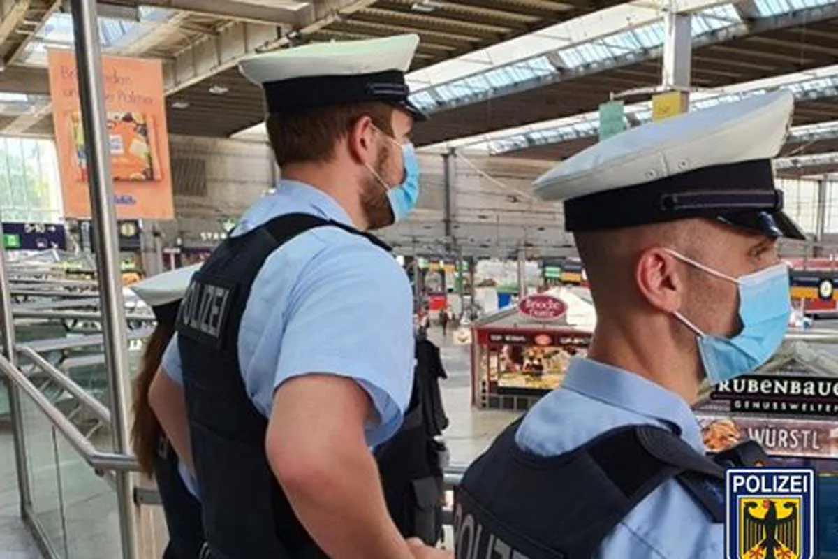 München - Streit im Meridian eskaliert - 50-Jähriger tritt nach Mann, der die falsche Trageweise der Mund-Nasen-Bedeckung kritisiert