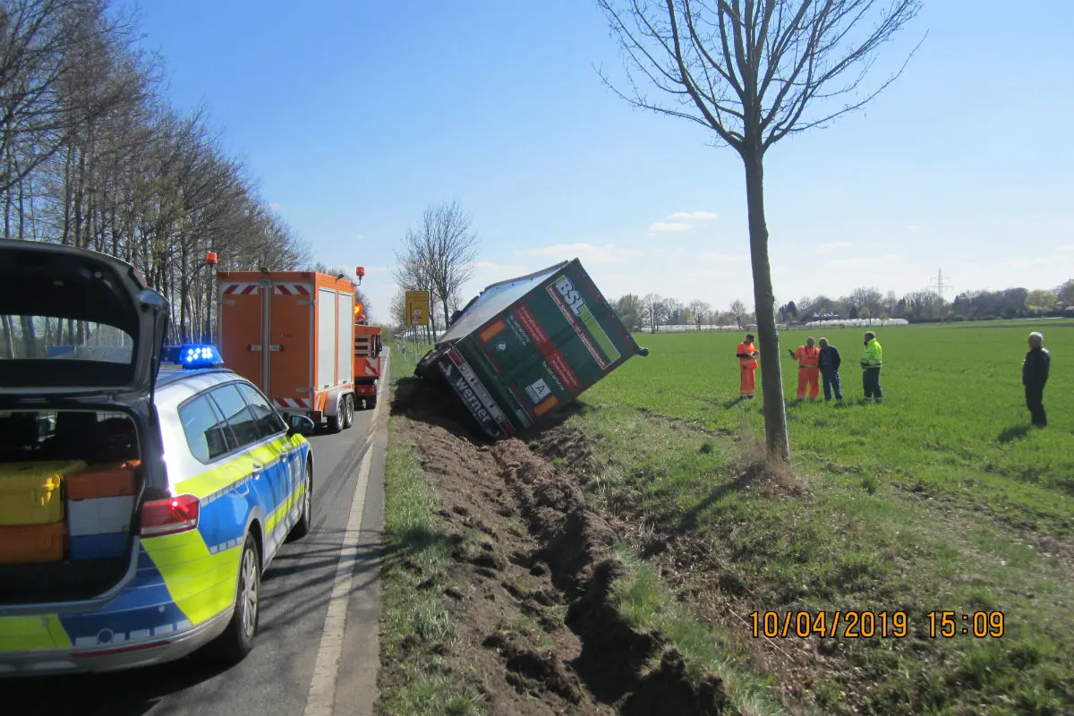 Sattelzug kippt wegen Reh um