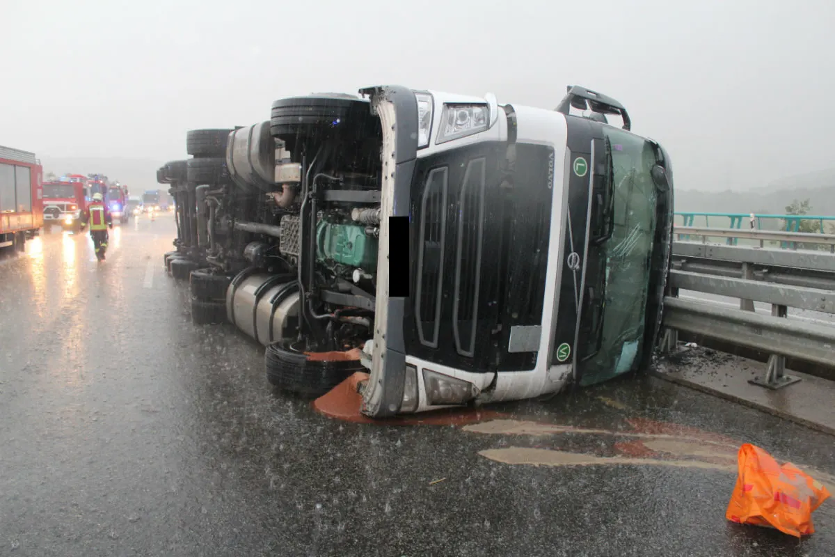 Sattelzug kippt infolge Windböen um