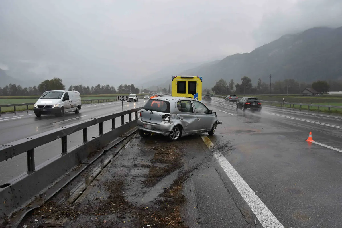 Mels SG - Selbstunfall wegen nasser Fahrbahn