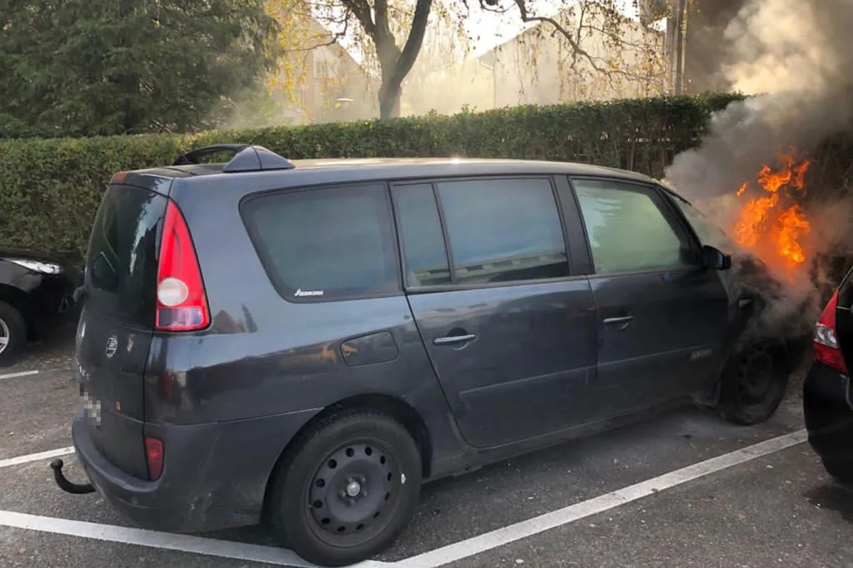 Feuerwehreinsatz in Reinach BL - Renault Espace bei Brand massiv beschädigt