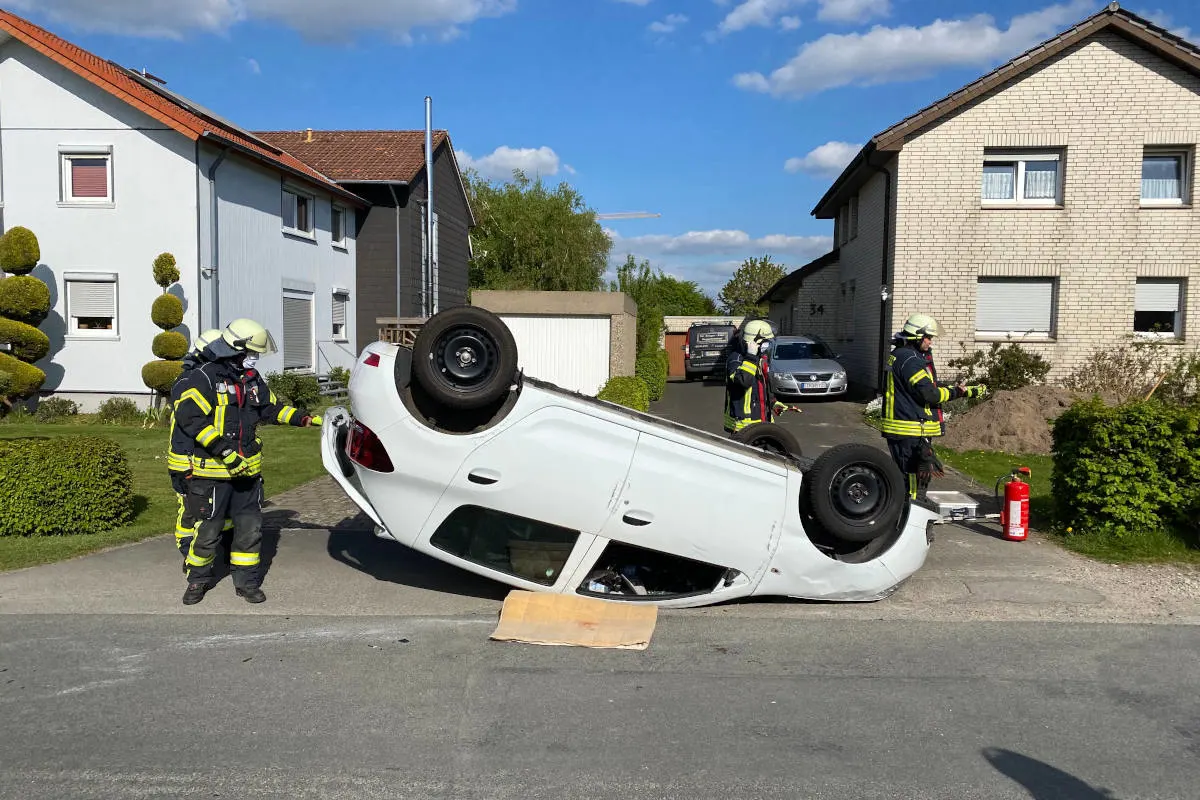 Lage Billinghausen – Nach Unfall in Auto eingeklemmt