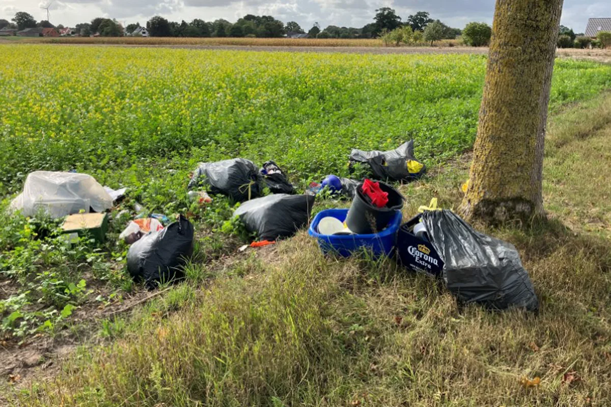 Drebber NI – Illegale Müllentsorgung am Straßenrand