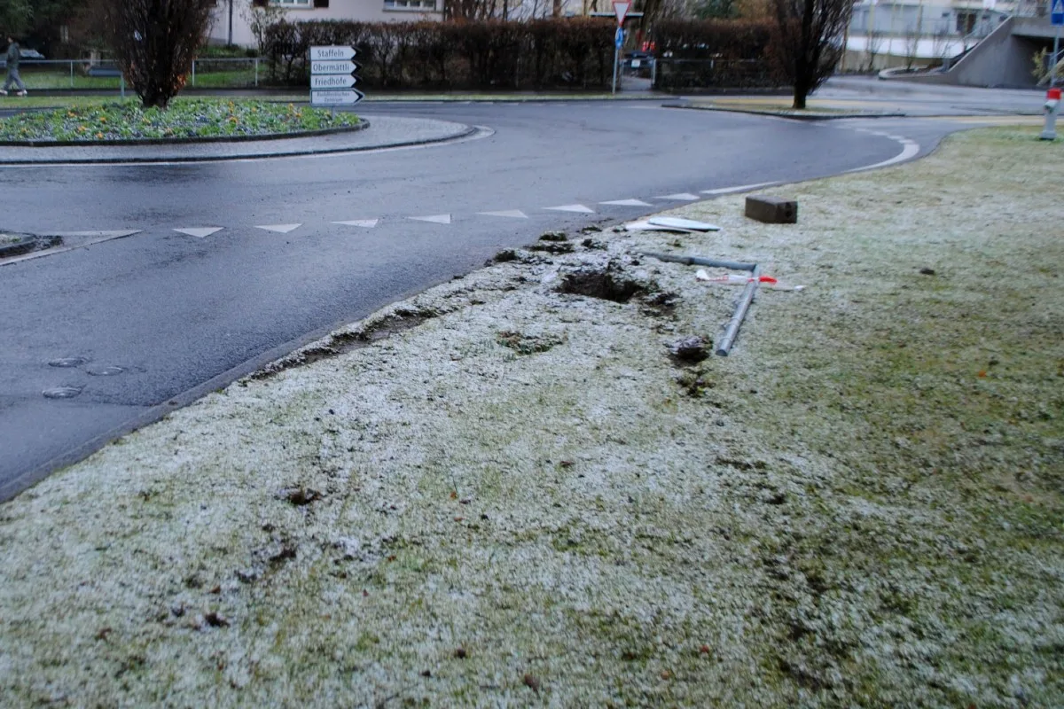 Stadt Luzern - Auto prallt gegen Verkehrsschild 