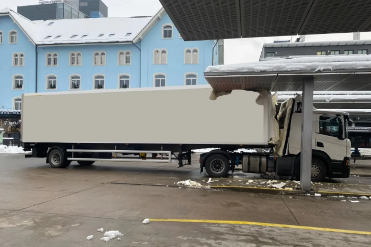 Baar ZG - Sattelmotorfahrzeug fährt gegen ein Vordach des Busbahnhofs
