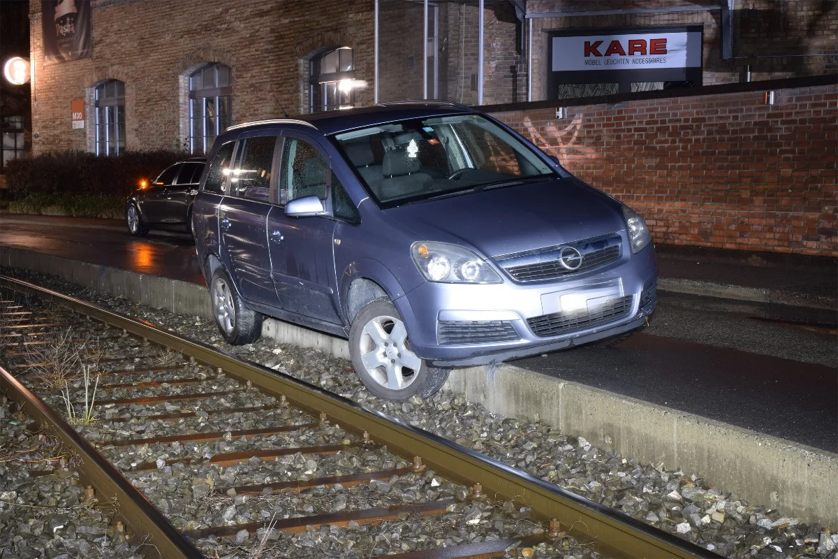 Emmenbrücke LU - Opel auf dem Gleisbett stehengelassen