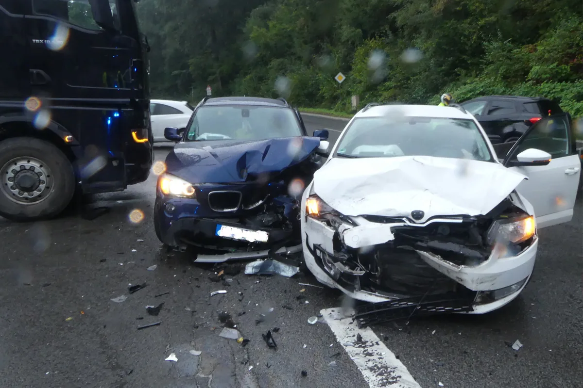 Lindlar NW –  Ein Schwerverletzter nach Unfall beim Abbiegen