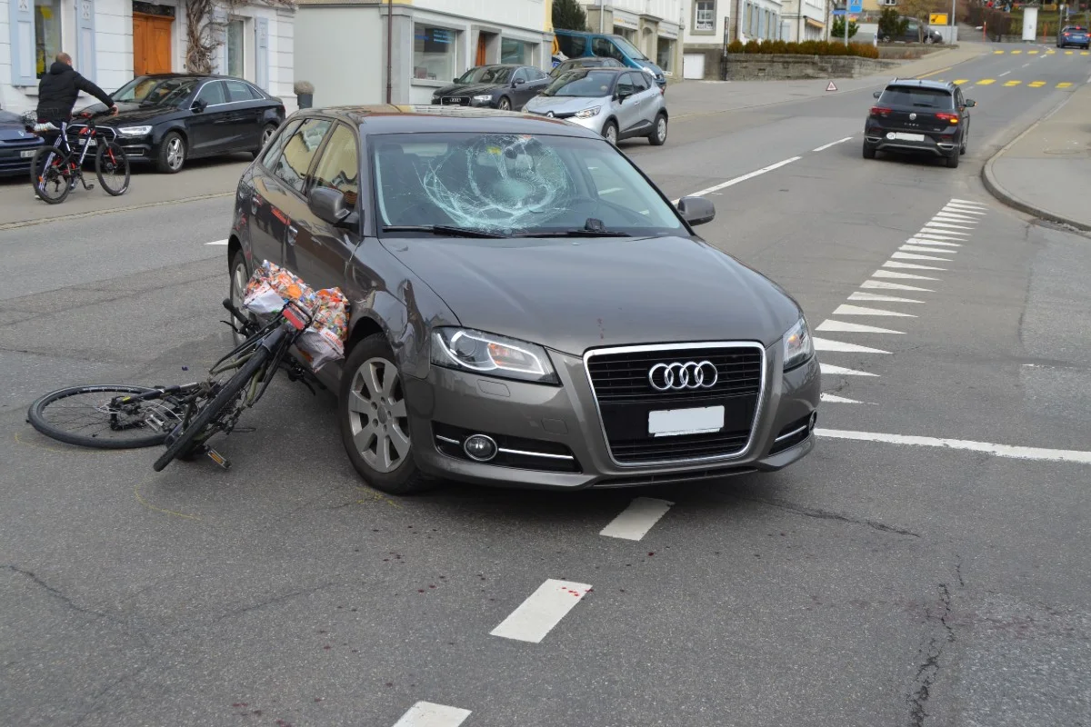 Heiden AR - E-Bike Lenker nach Kollision verletzt