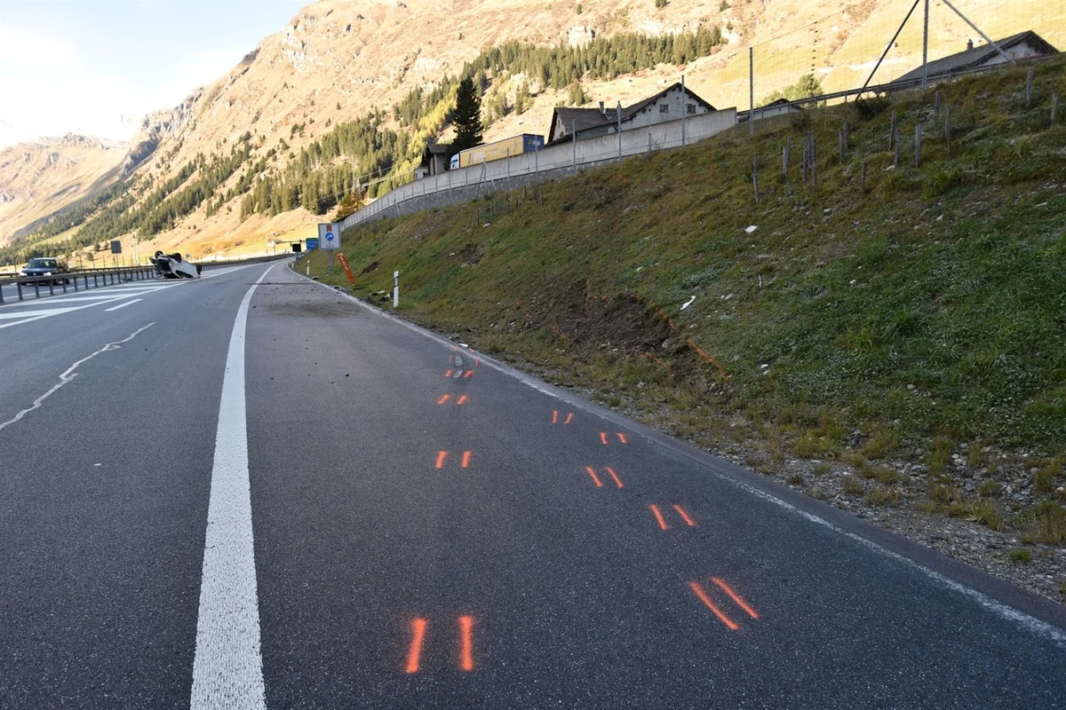Hinterrhein GR - Unfall auf vereister Fahrbahn