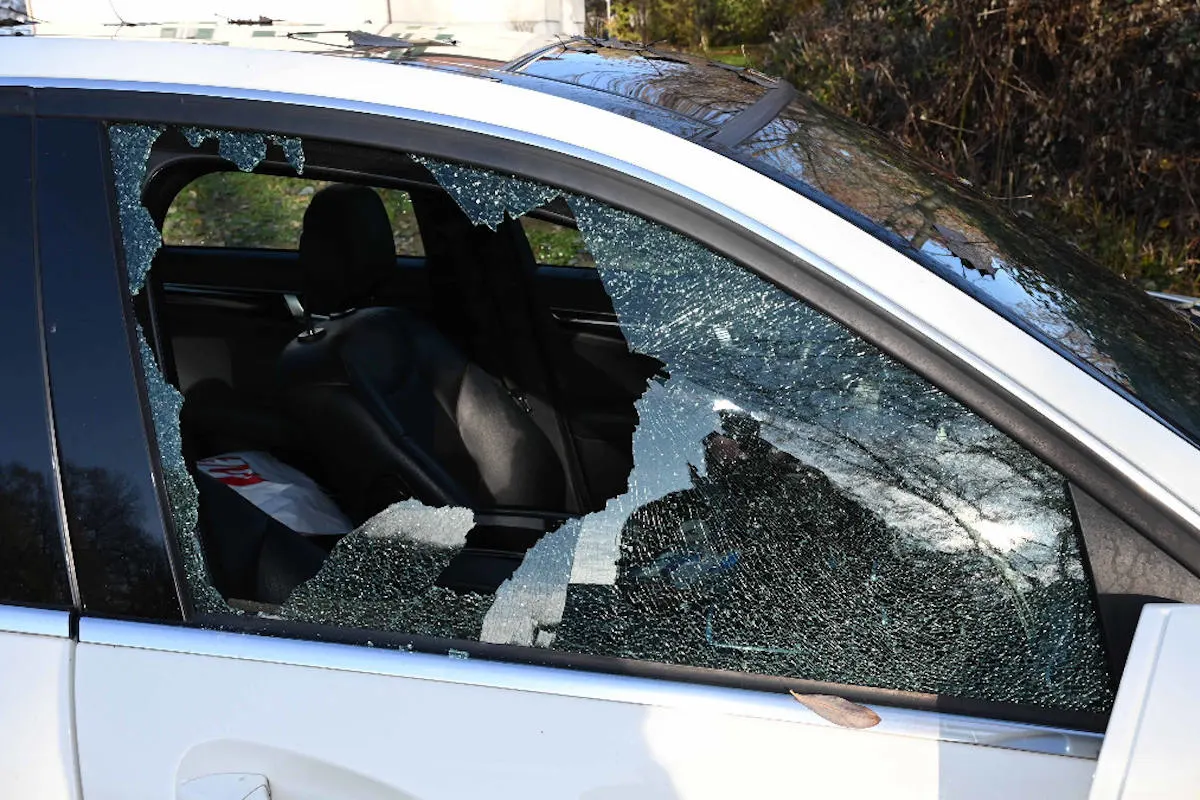 Vandalismus in der Stadt Zug – Unbekannte schlagen Scheiben von Autos ein