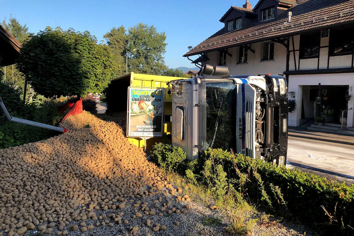 Aarwangen BE – Lastwagen auf die Seite gekippt