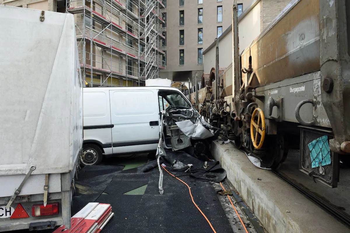 Emmenbrücke LU – Kollision zwischen Güterzug und parkiertem Lieferwagen