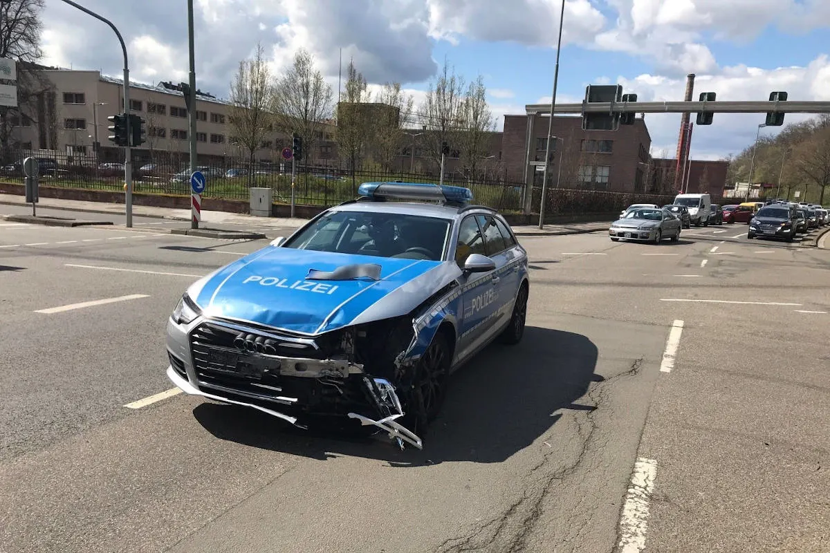 Kaiserslautern – Zusammenstoß mit Polizeiauto