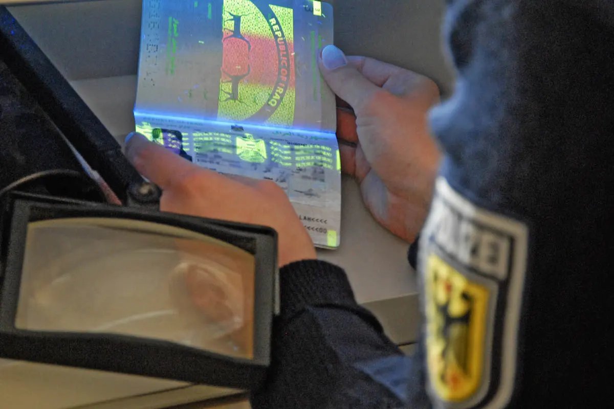 Rosenheim - Für 5.000 Euro nach Deutschland mit gefälschten Papieren