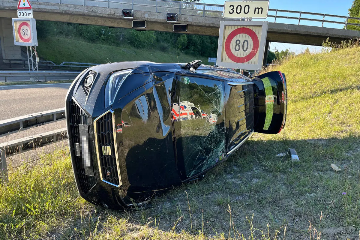 A7 Kreuzlingen TG – Mit Auto in der Autobahnausfahrt überschlagen