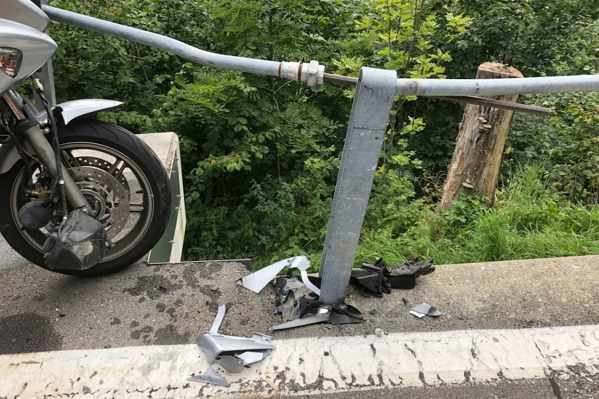 Unterschächen UR - Motorradfahrer stürzt bei Selbstunfall ab