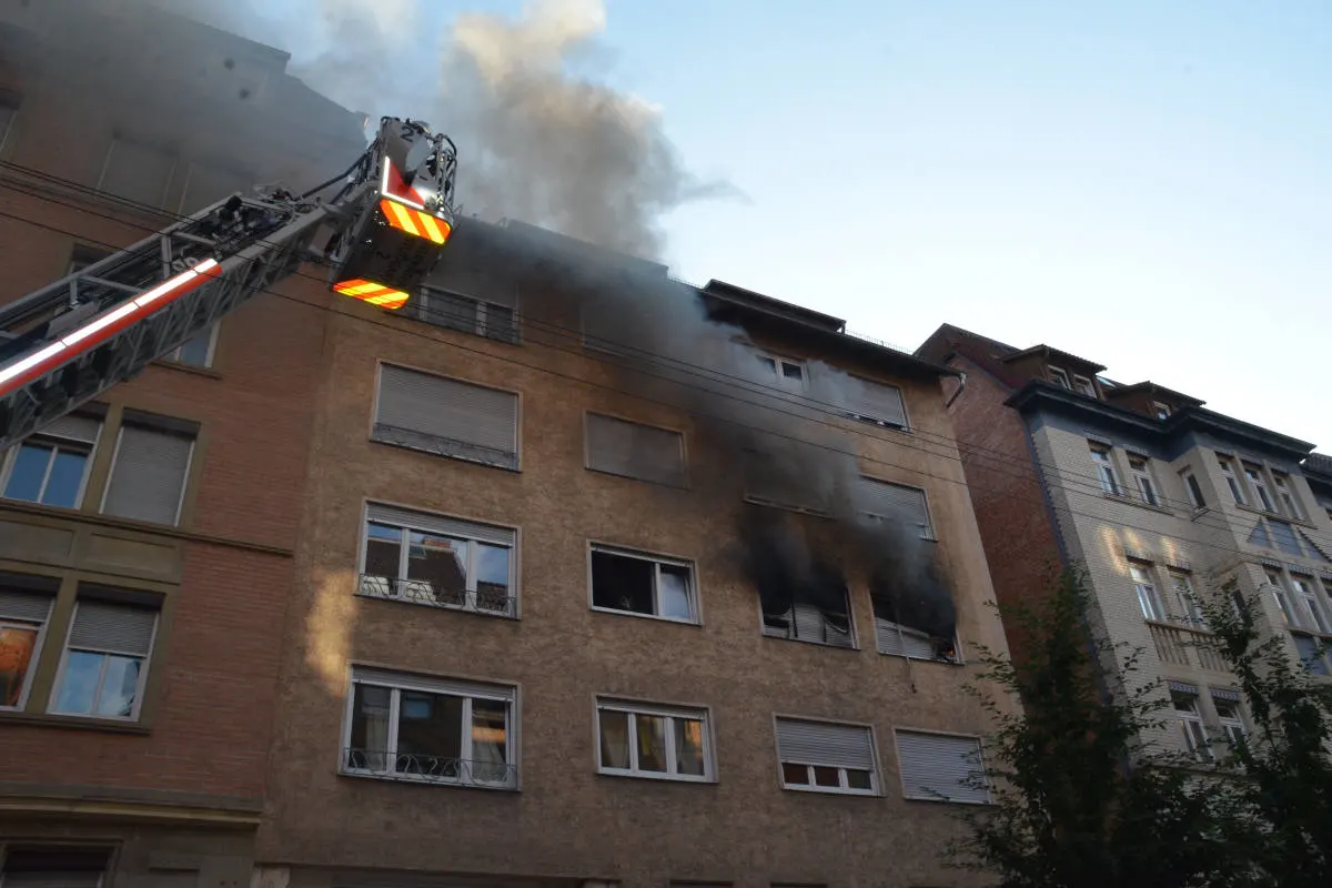Stuttgart – Zimmerbrand im 2. Obergeschoss eines Mehrfamilienhauses