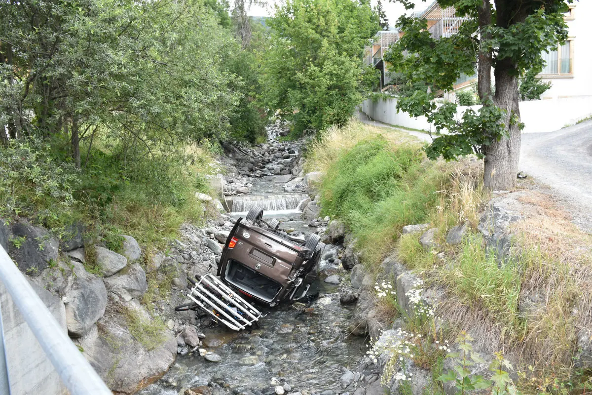 Scuol GR -  Fahrzeug stürzt in Clozzabach