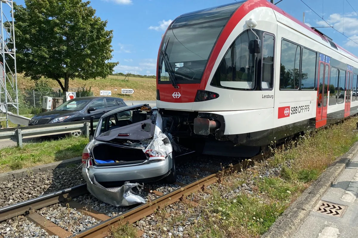 Ballwil LU - Zug kollidiert auf Bahnübergang mit Auto
