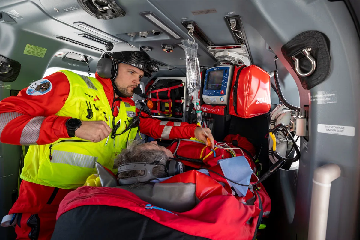 Rega fliegt 2025 mehr Einsätze und hilft täglich 36 Patienten