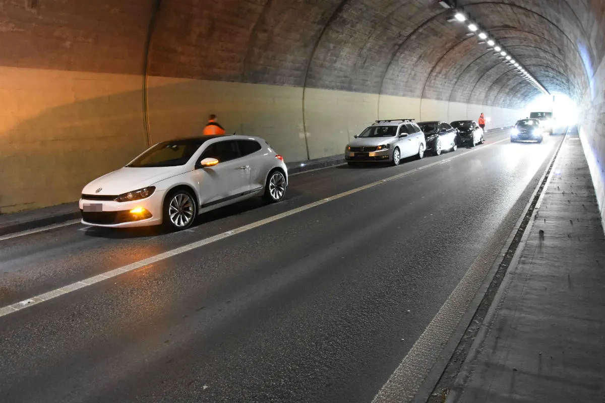 Lichtensteig SG - Totalschaden nach Auffahrkollision im Tunnel