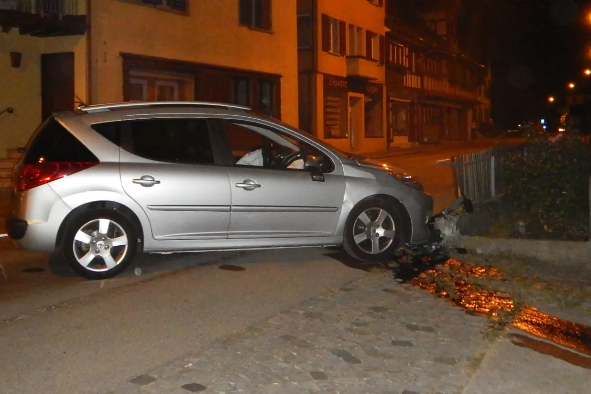 Ermatingen TG - Auto prallt in Mauer 