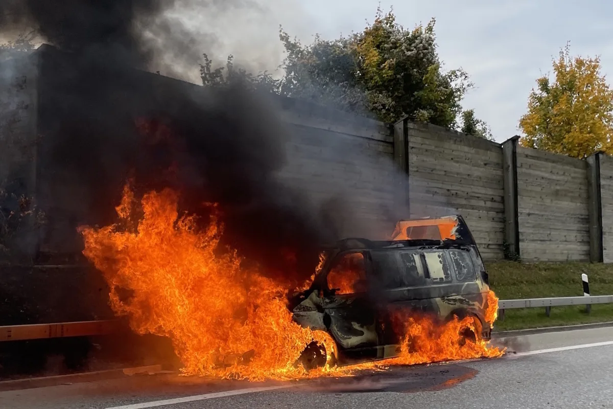 Domat/Ems GR – Lieferwagen brennt auf A13