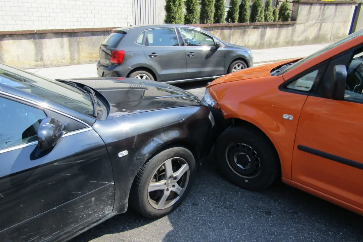 Netstal GL - Verkehrsunfall zwischen zwei Personenwagen