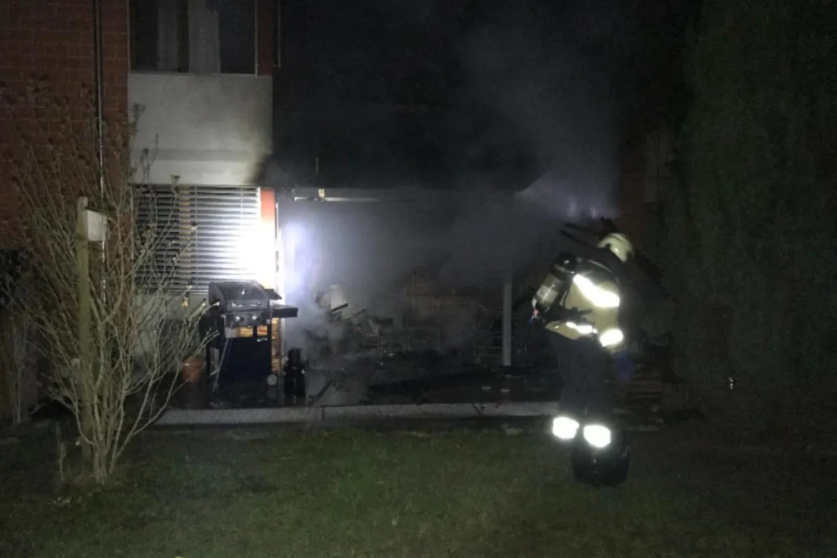Therwil BL - Brand auf Gartensitzplatz in Mehrfamilienhaus