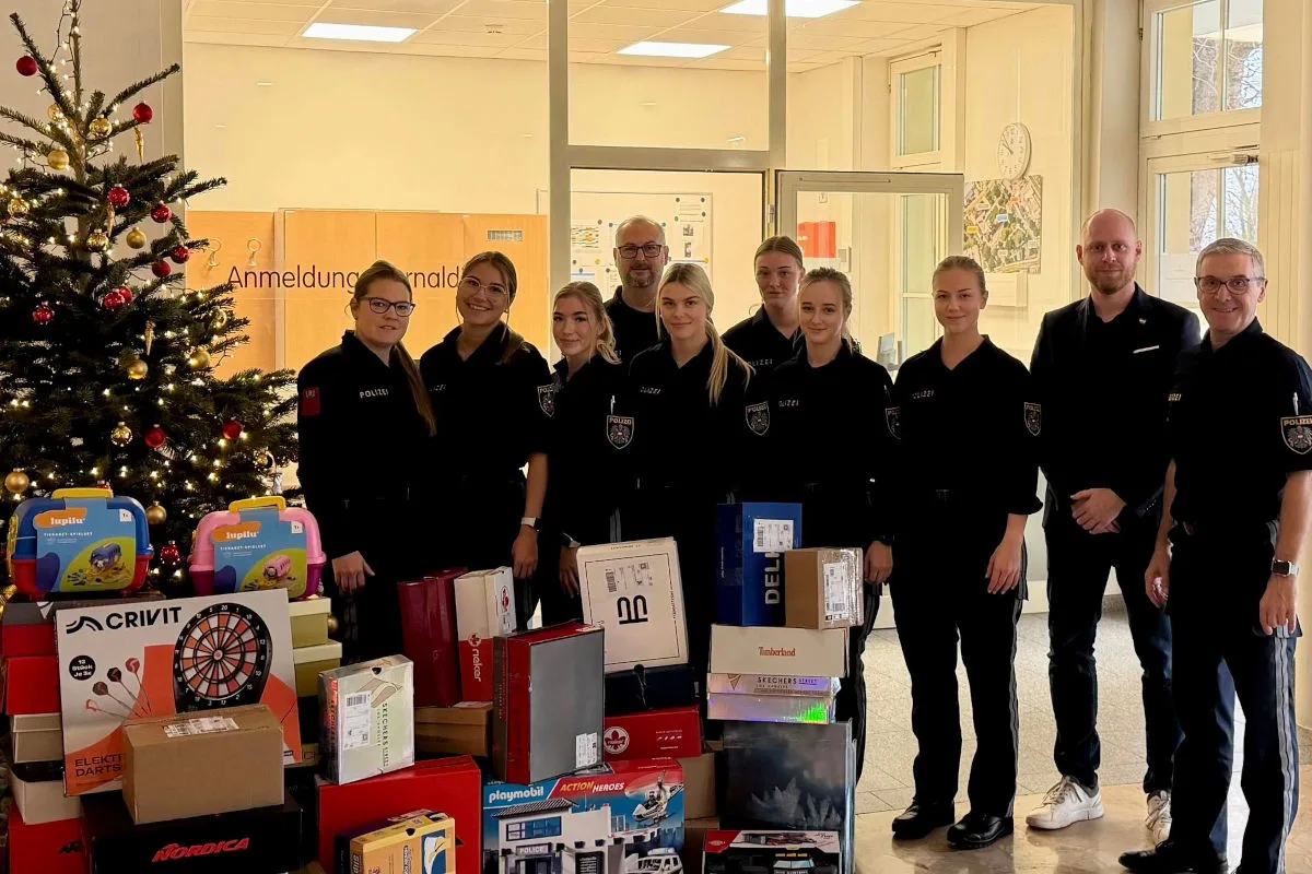 Wels – Polizeischüler in der Rolle des Christkindes