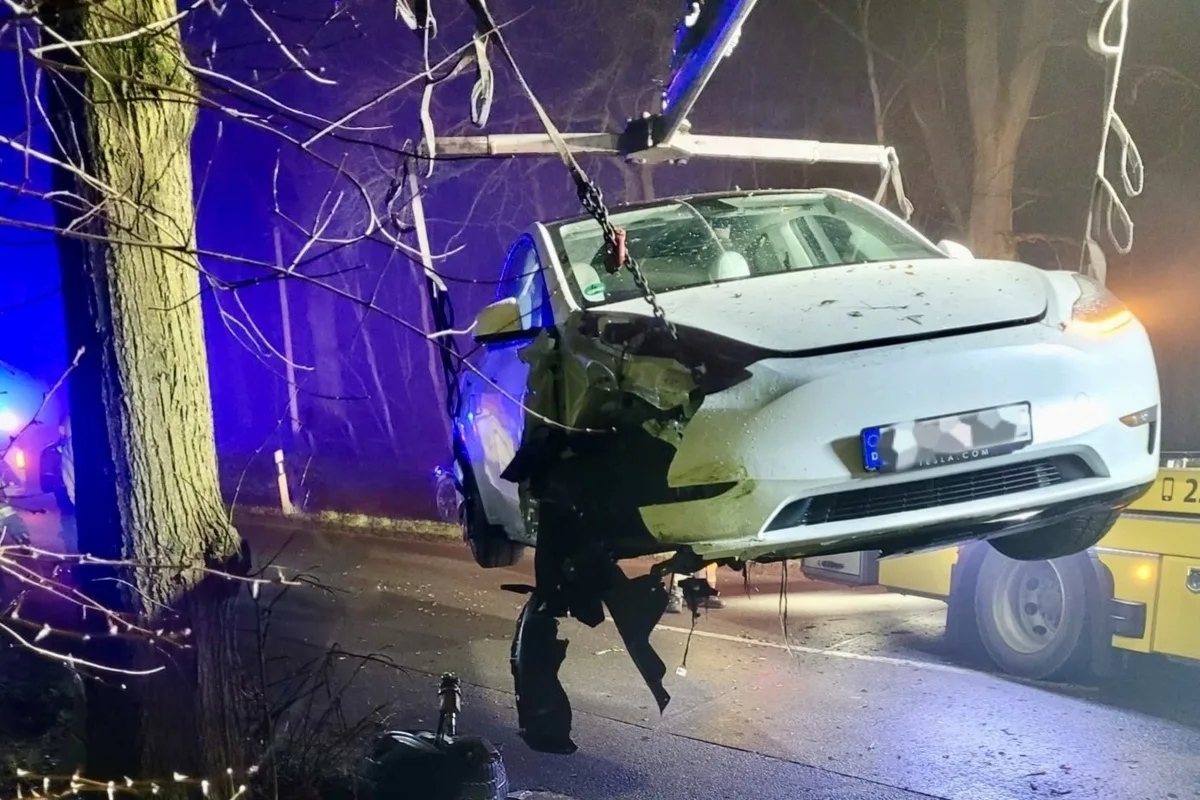 Hünxe – Tesla mit einem Baum kollidiert