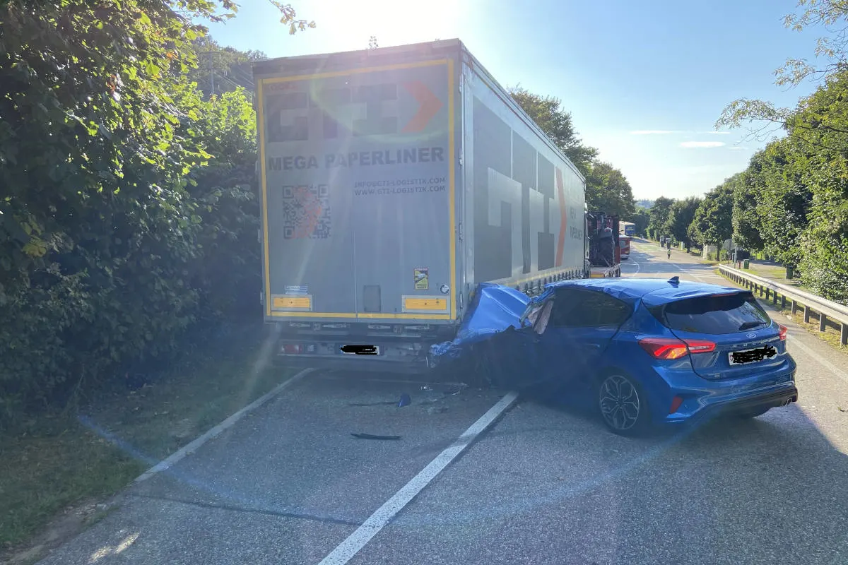 A3 Mumpf AG – Auf Rastplatz mit einem stehenden Lastwagen kollidiert