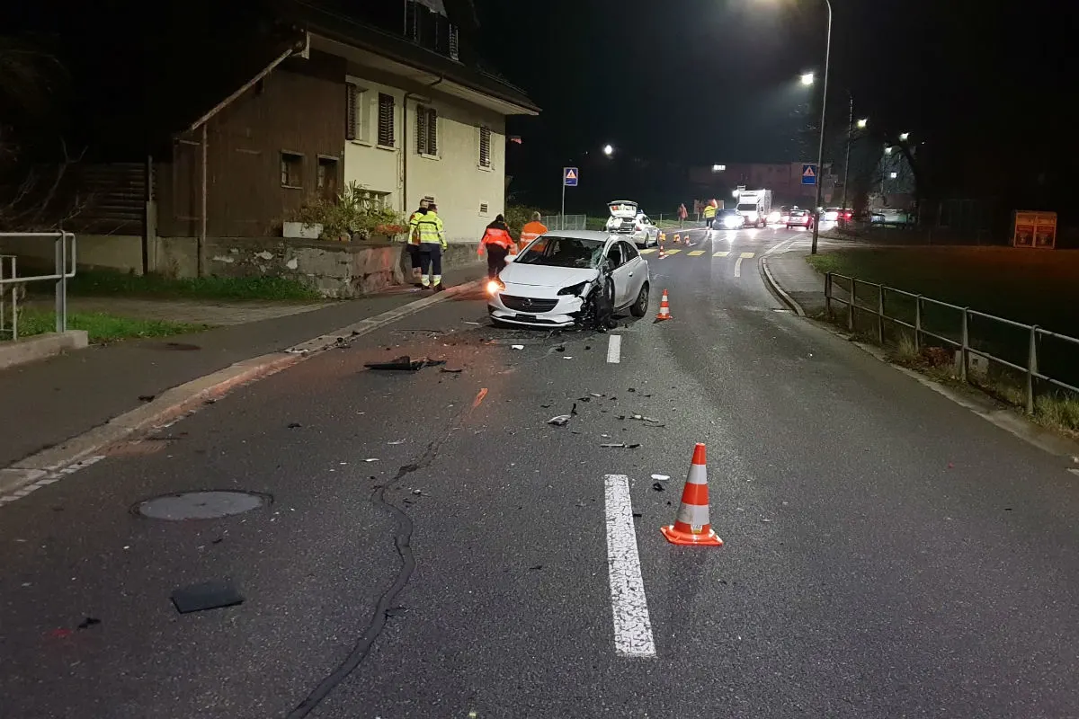 Menziken AG - Totalschaden nach Crash mit Sattelzug