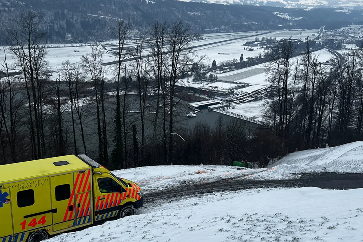 Alpnachstad OW - Abhang hinuntergestürzt und aus dem Auto geschleudert