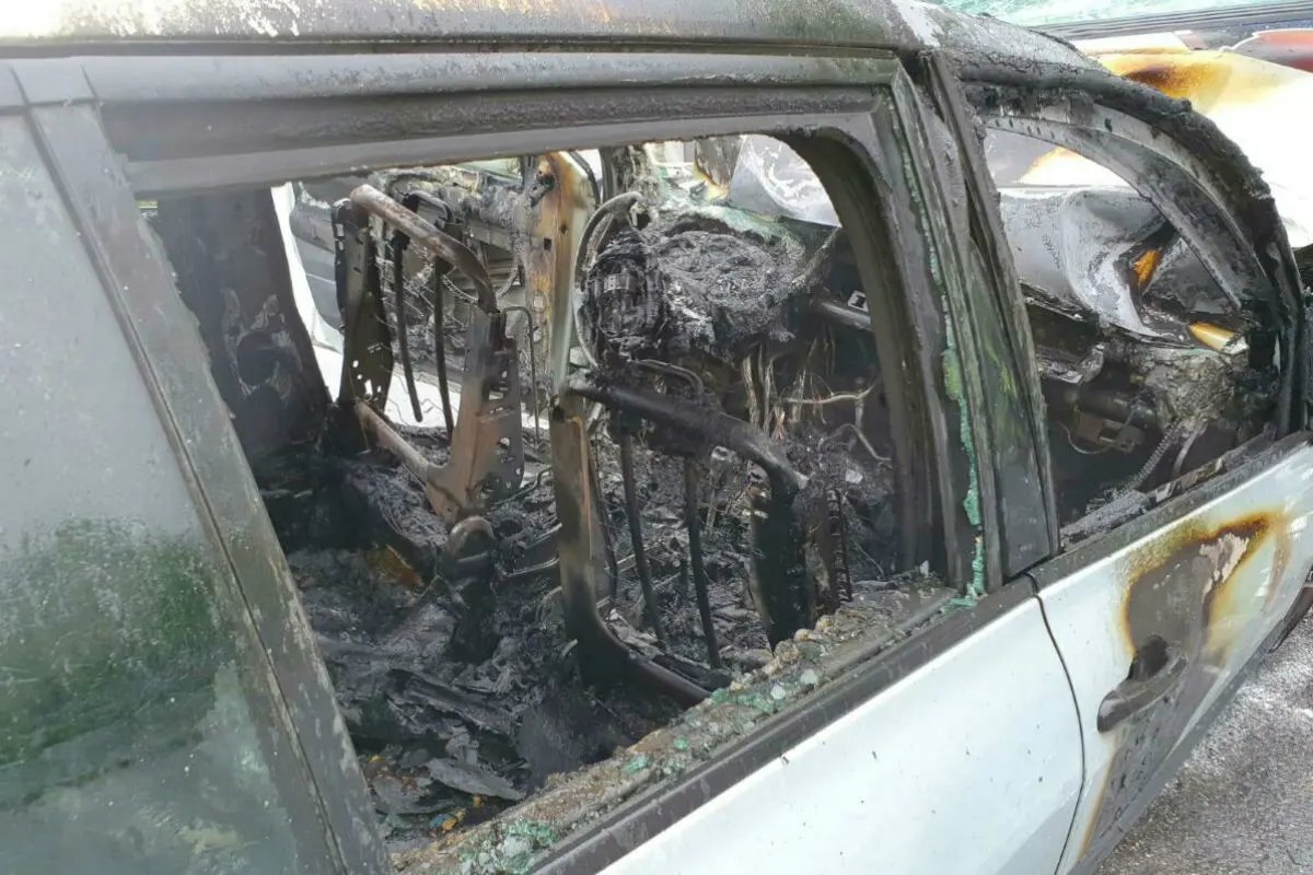 Ein Schwerverletzter wurde  aus dem brennenden Auto gerettet