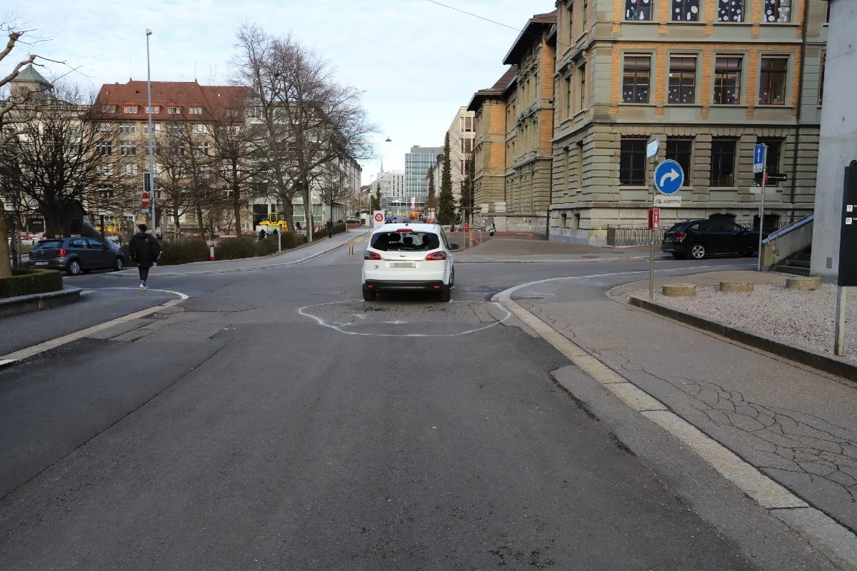 St.Gallen - Radfahrer prallt kopfüber gegen die Autoscheibe!