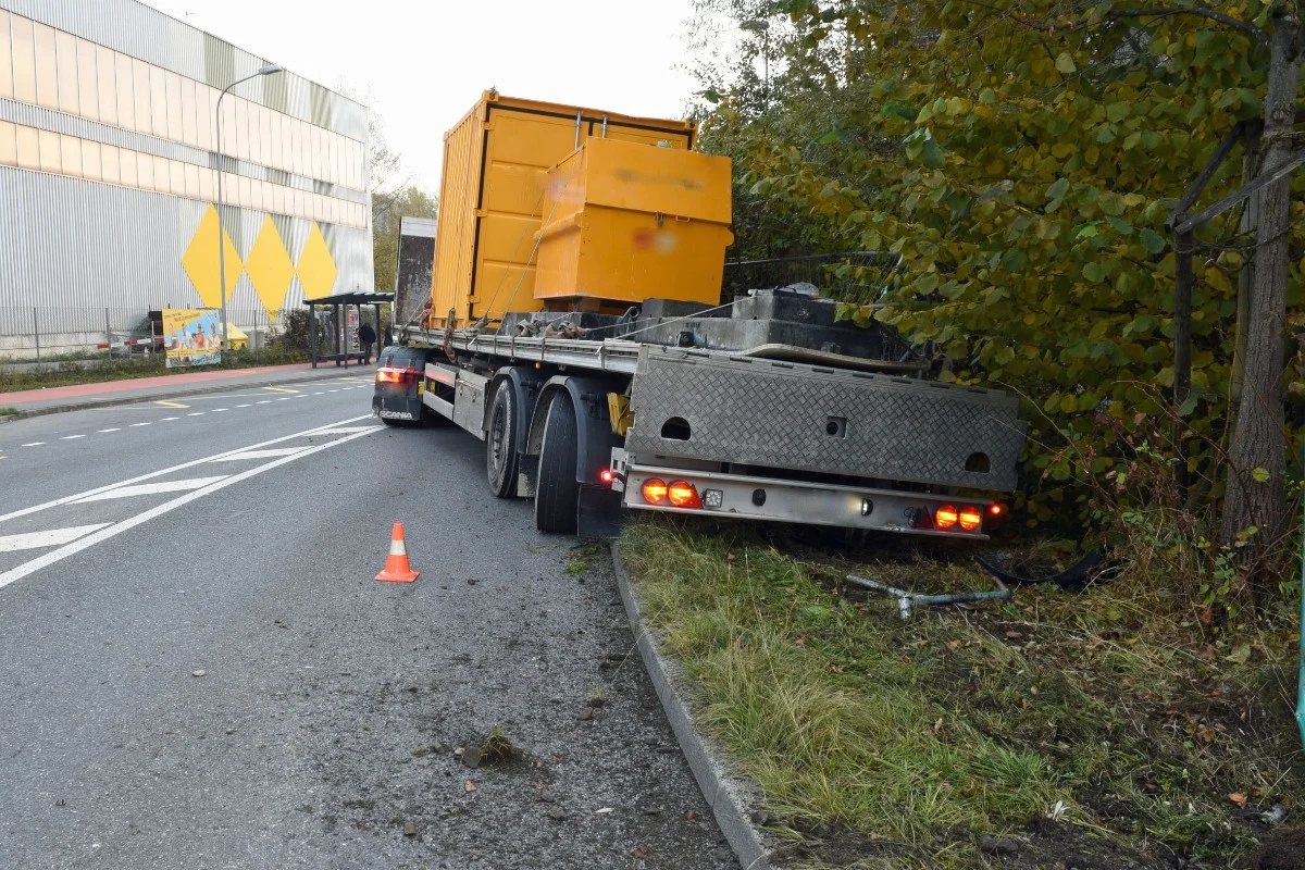 Kriens LU - Sattelmotorfahrzeug prallt in Beleuchtungskandelaber