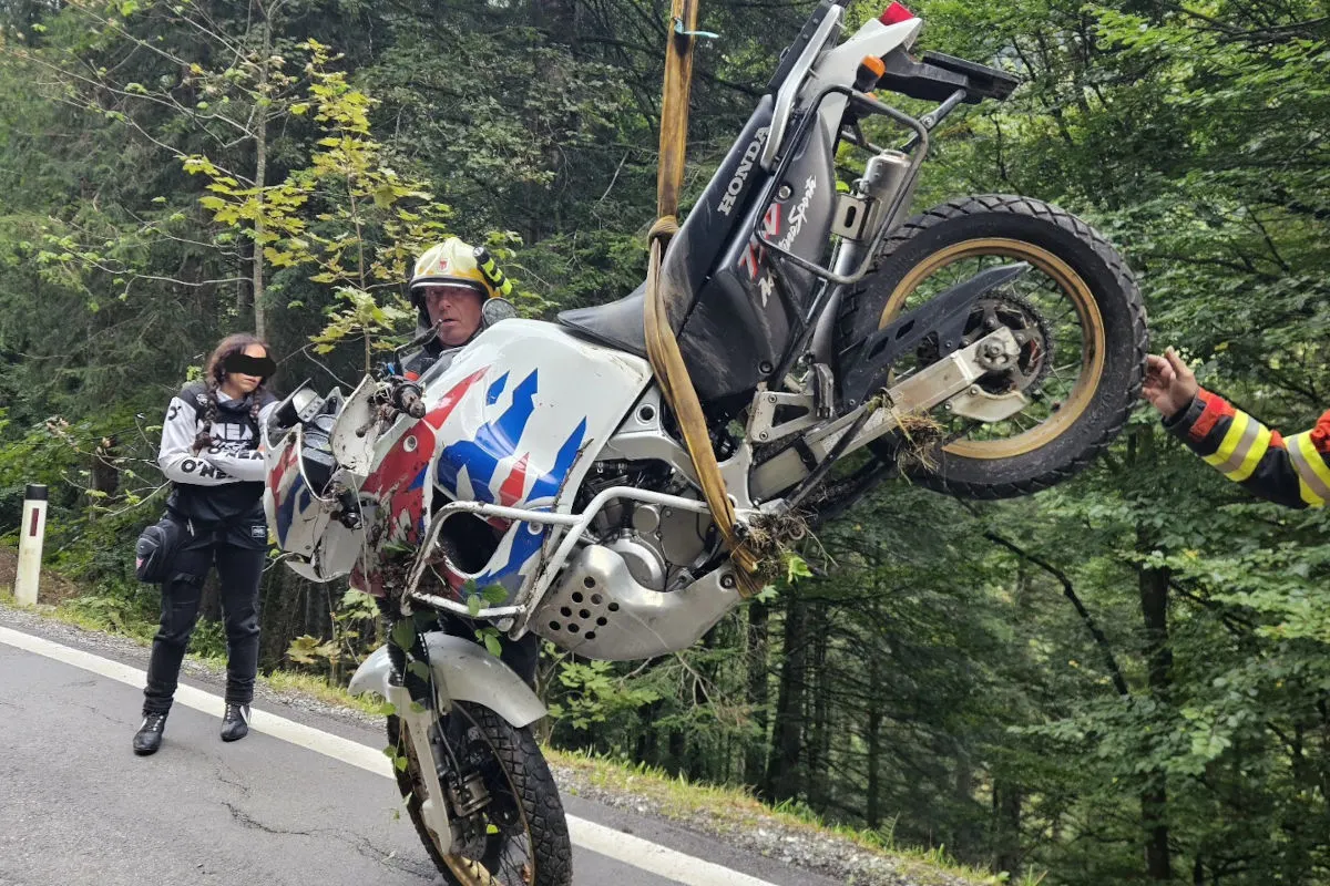 Unfall in Laterns V – Motorradlenker stürzt über Böschung