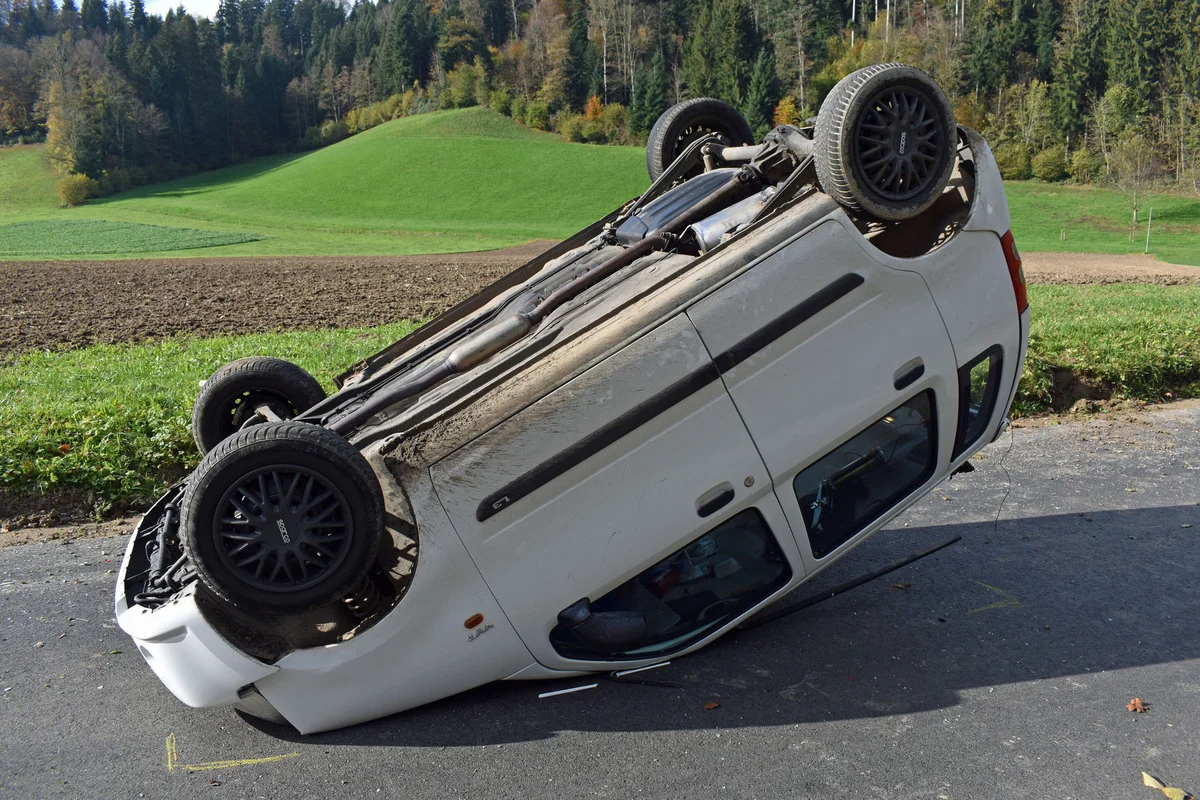 Kanton Luzern – Mehrere Verkehrsunfälle - Auto kippt auf Dach