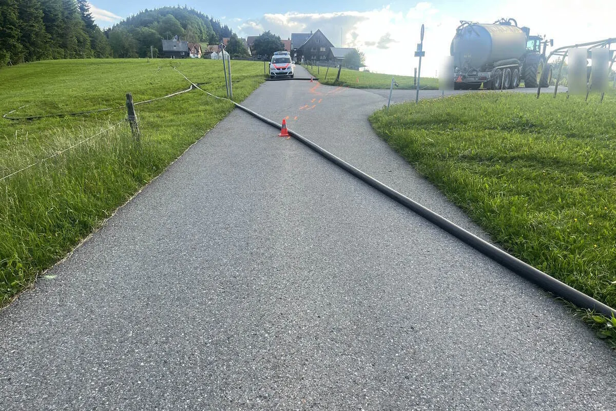 Grub SG - Motorradfahrer stürzt aufgrund eines Schlauches