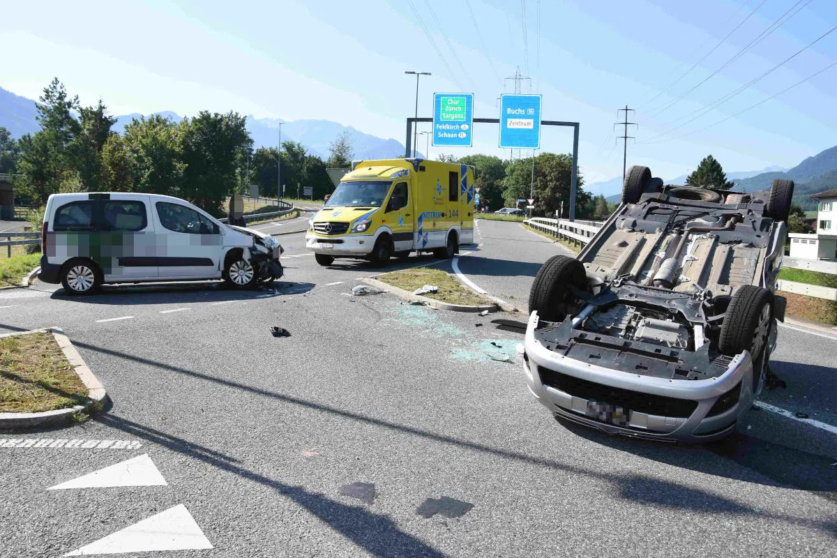 Buchs SG – Auto nach Kollision überschlagen