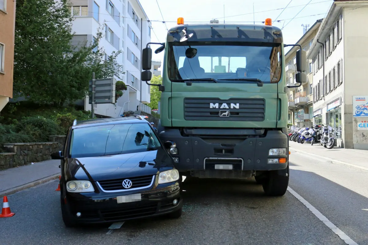 St. Gallen SG - Auto kollidiert mit Lastwagen