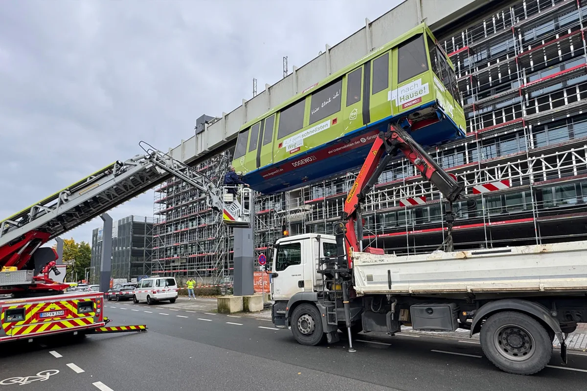 Dortmund NW – H-Bahn kollidiert mit Autokran am Campus Nord